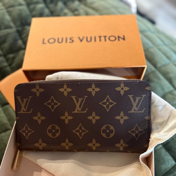 Louis Vuitton Handbags - Authentic LV Zippy wallet